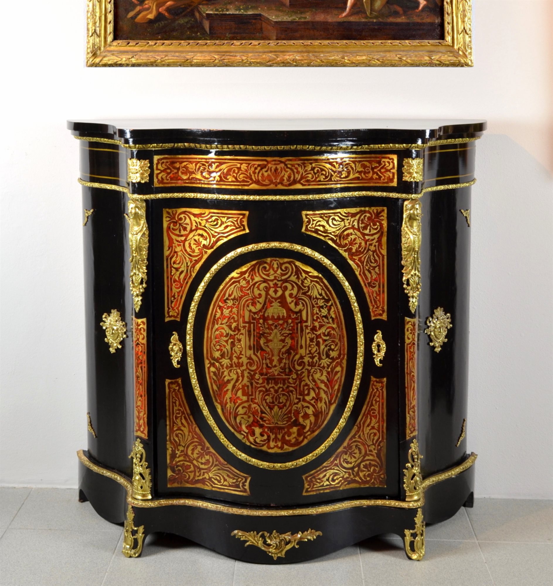 Credenza mossa ad un’anta intarsiata Boulle